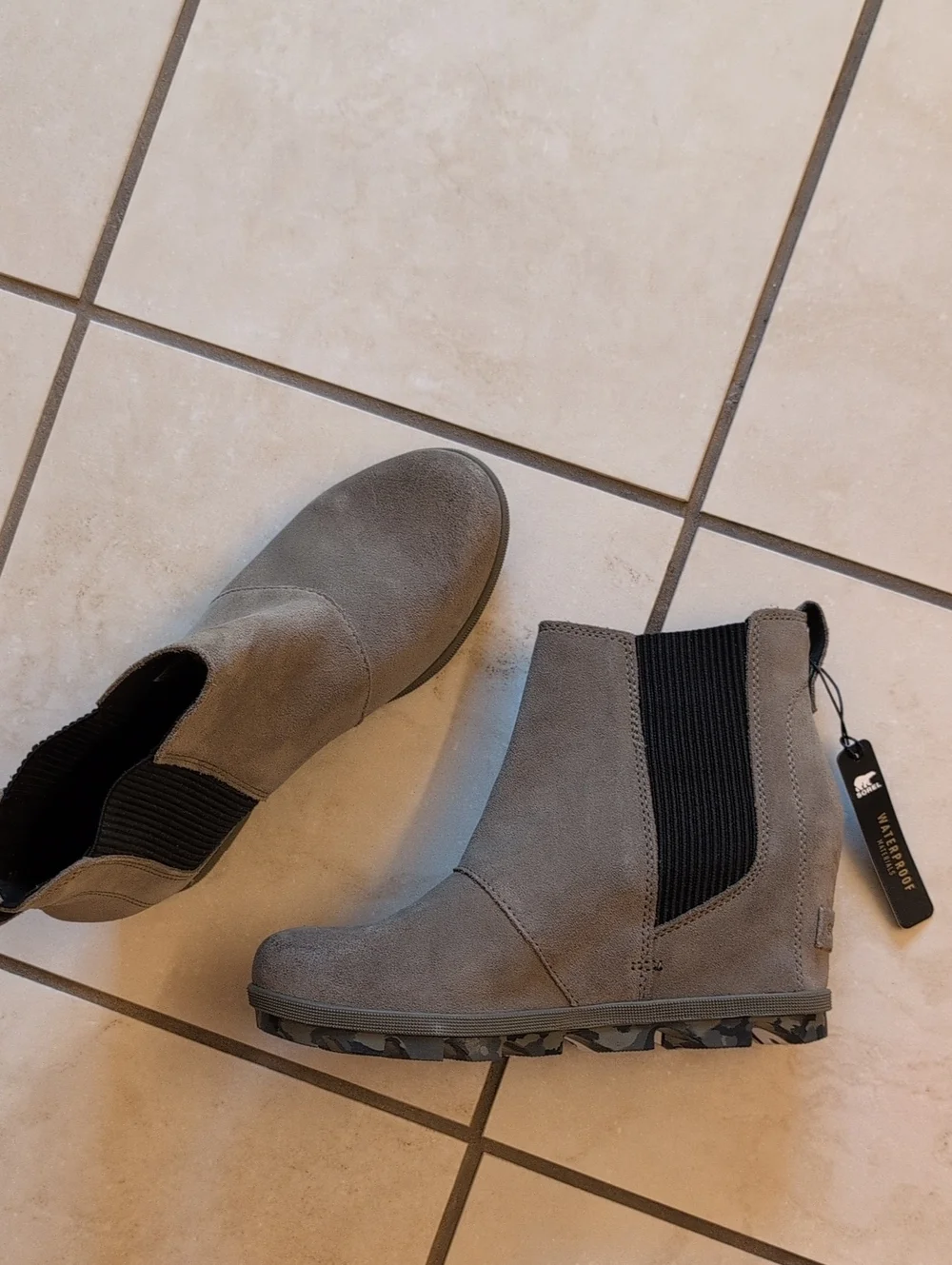 NWT Sorel Joan of Arctic Boots Gray Nubuck Chelsea Bootie Hidden Wedge Suede 8.5